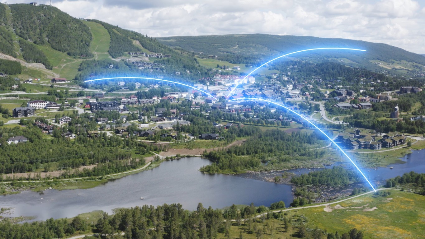 Voksent par som sietter i sofa og ser på en laptop